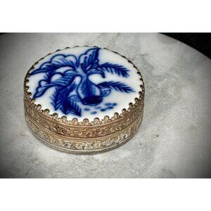 antique Chinese blue and white porcelain-top trinket or pill box